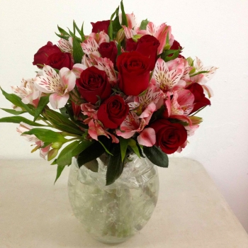 Foto de Florero de rosas y alstromerias 